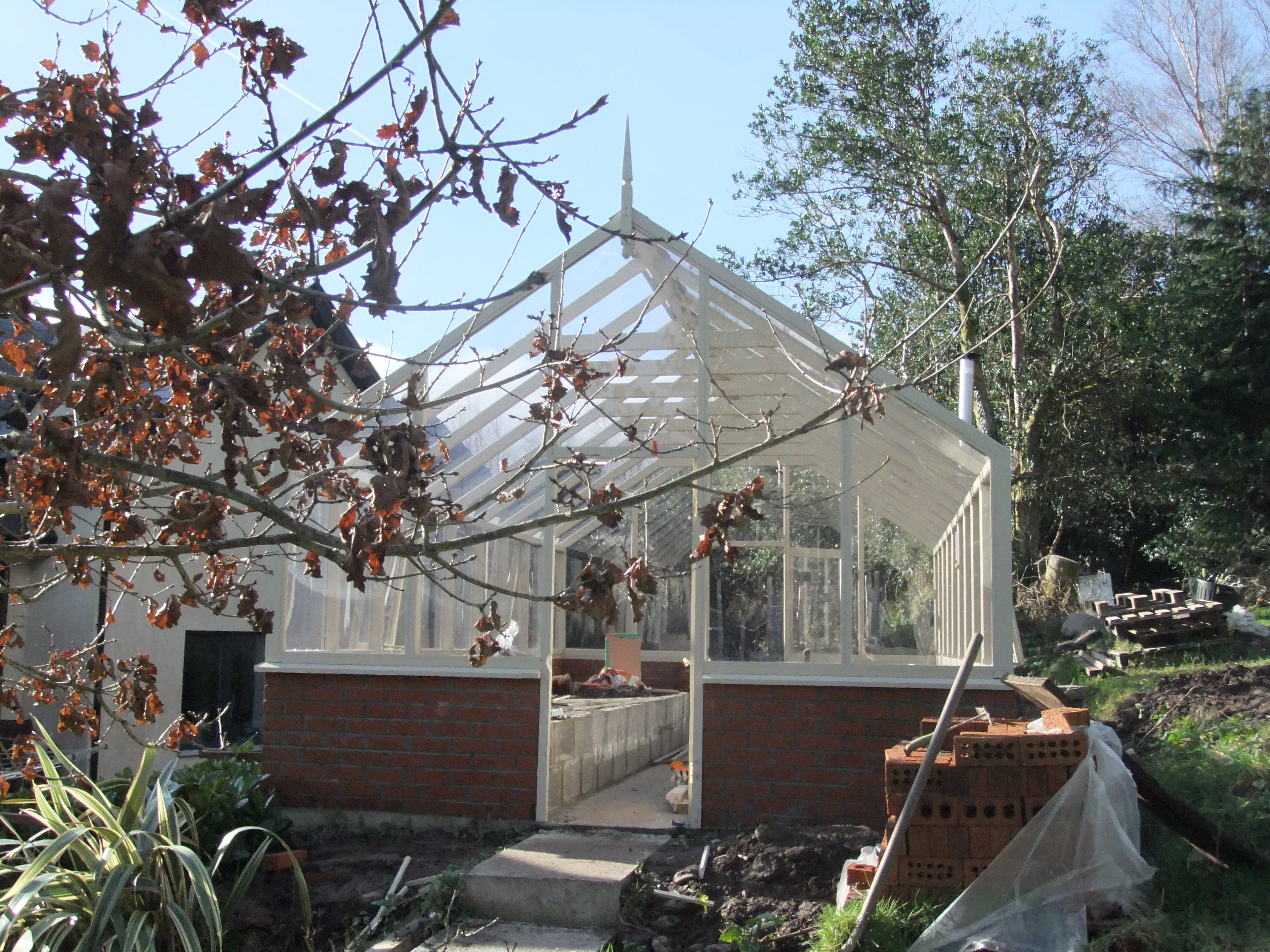 Greenhouse with clear solid polycarbonate side walls and roof