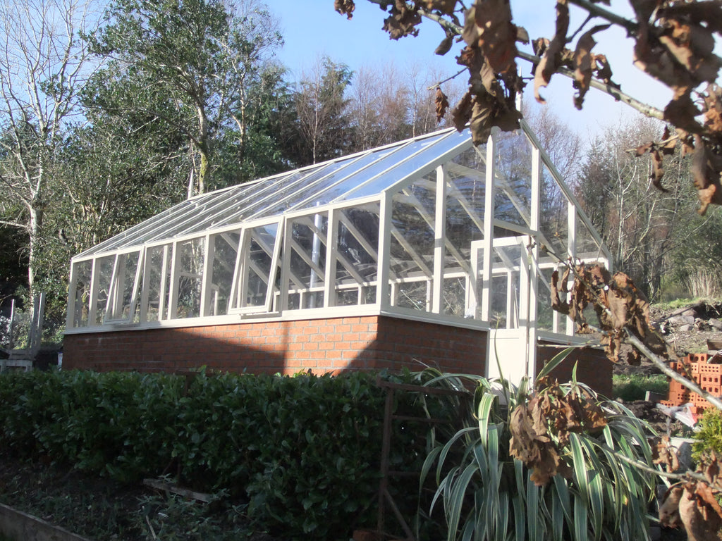 Greenhouse with solid polycarbonate side walls and roof
