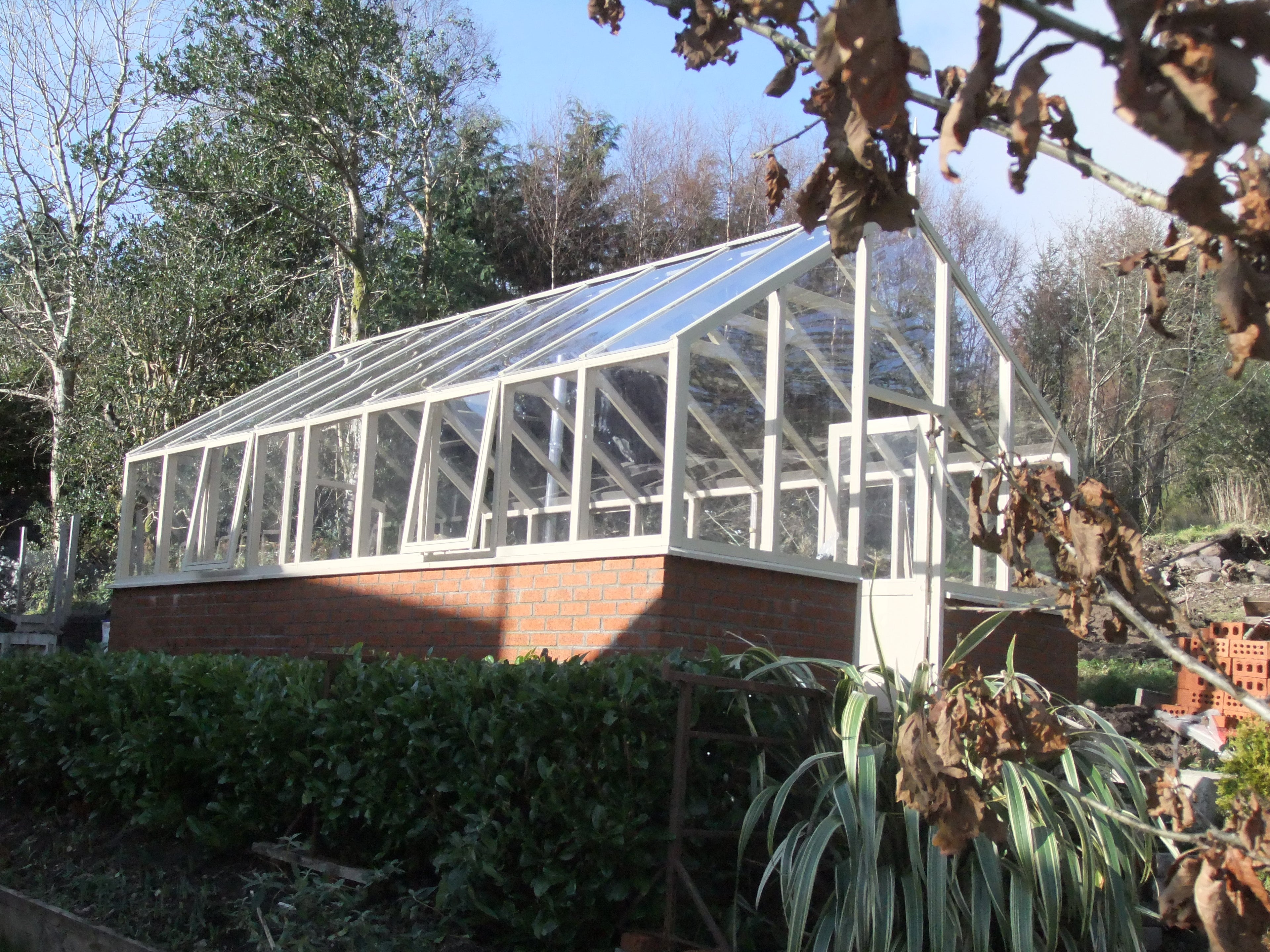 Greenhouse with solid polycarbonate side walls and roof