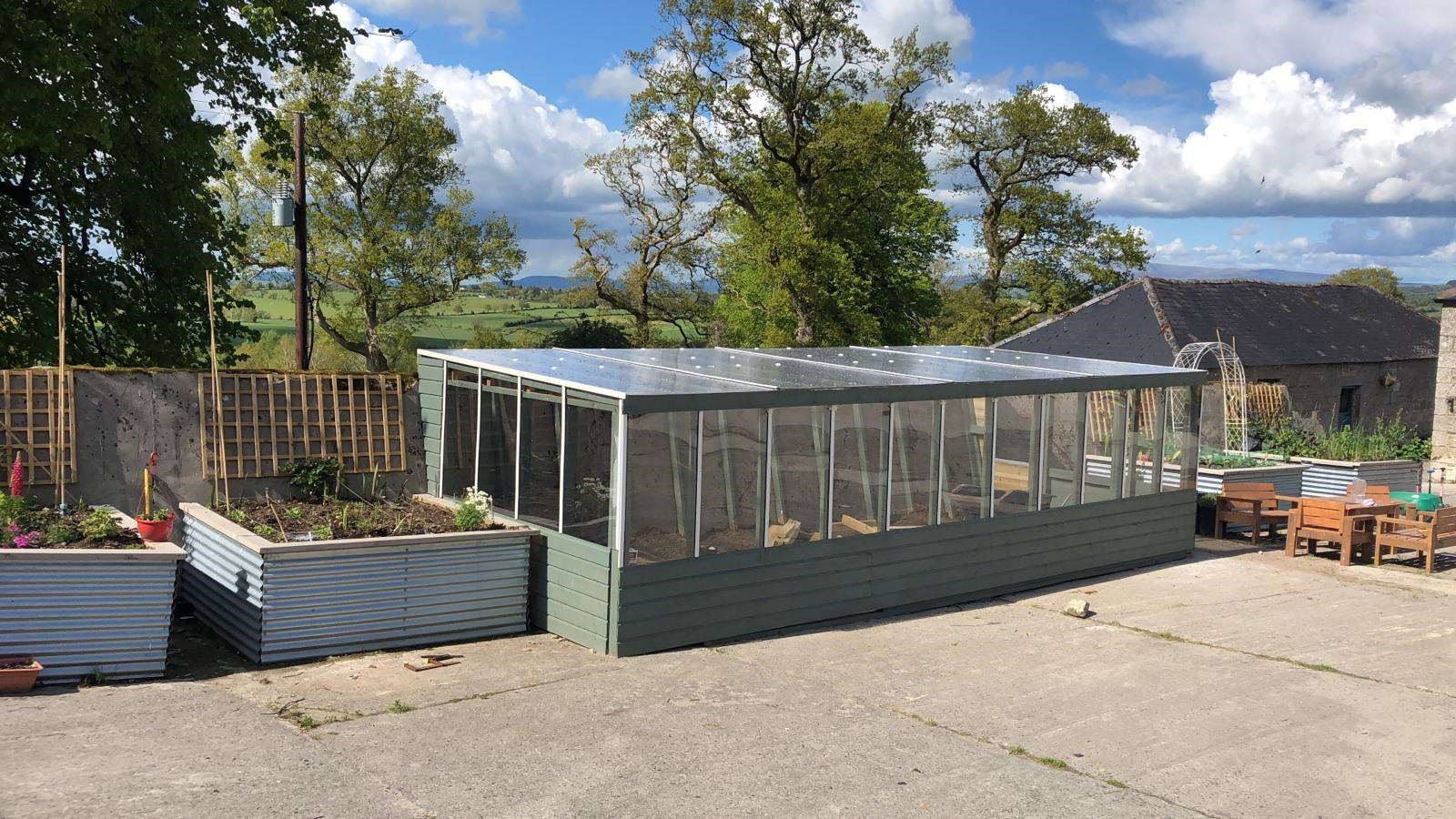 Lean to greenhouse with solid polycarbonate side walls and multiwall polycarbonate roof